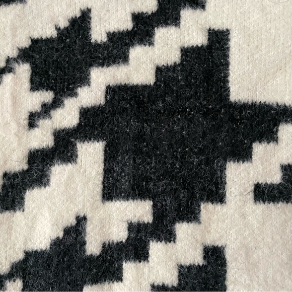H&M Houndstooth Oversized Chunky Knit Sweater - Picture 4 of 12